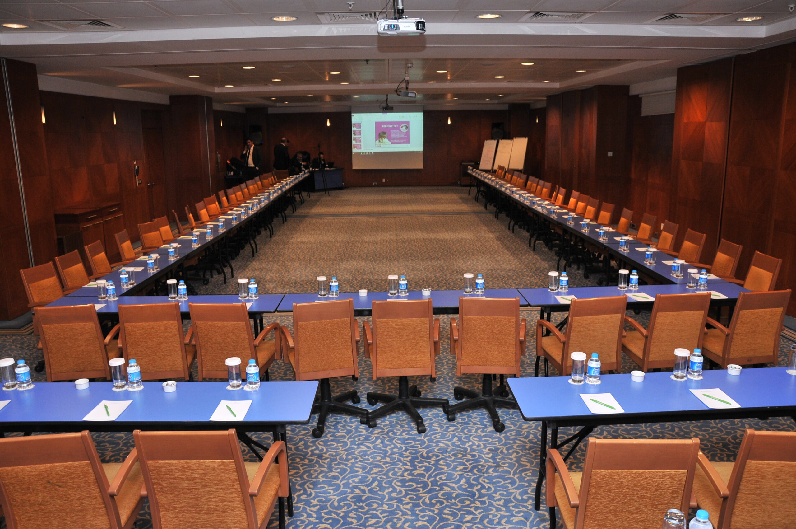 Büyük konferans salonu, sıralı masalar ve sandalyelerle, İstanbul’da Olacak Event kurumsal etkinlikleri için.